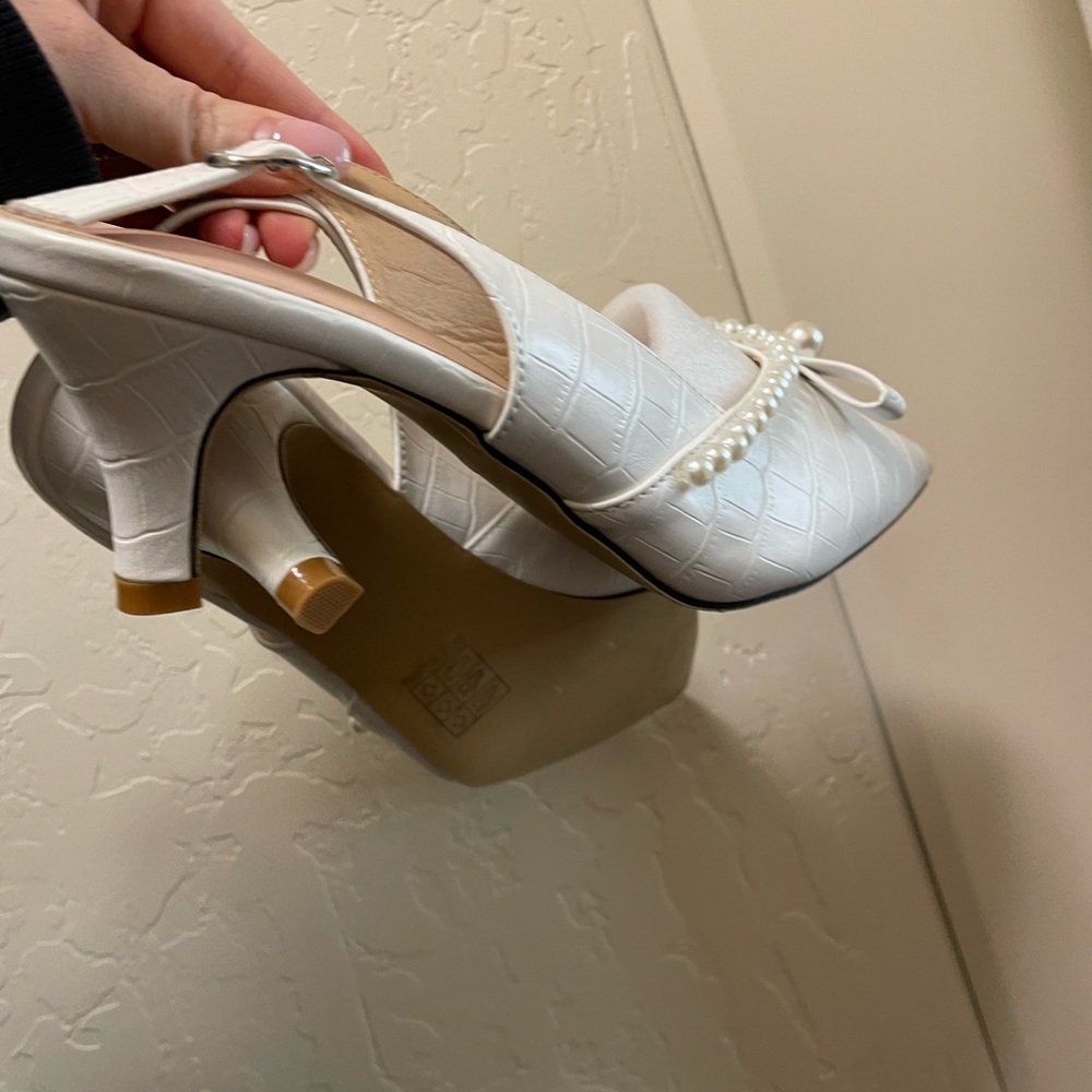 white pointed toe sling backs - Picture 2 of 3